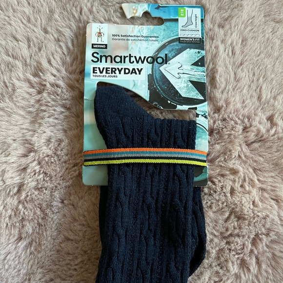 - New Smartwool Women's Everyday Cable Crew Socks - Picture 2 of 3